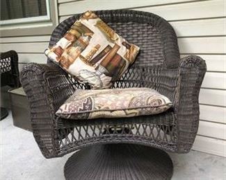 Outdoor Wicker Swivel Chair 