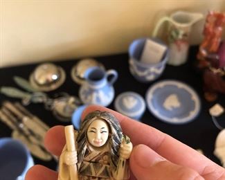 Small figurine with rotating face (happy!)