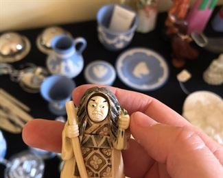 Small figurine with rotating face (mad!)