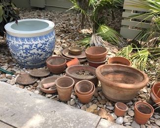 Small and medium planters and trays 