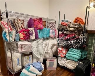 Pillows, Bedding & Linens