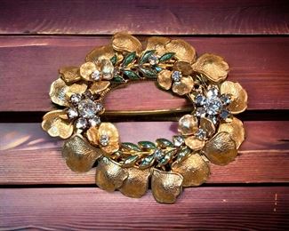 Vintage Wreath Gold Tone Brooch