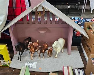 BREYER HORSES AND BARN
