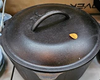 LODGE CAST IRON DUTCH OVEN