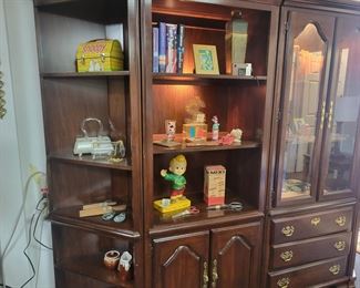 Right hand side of 4 piece wall unit.  Has 2 corner units, one shelved and glass cabinet.  2 center pieces are 30" wide