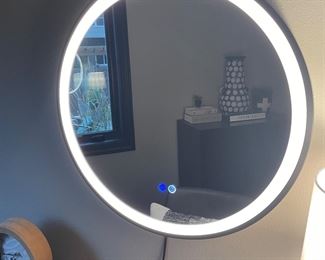 Illuminated Mirror: Great Light & Cool Minimalist Design 