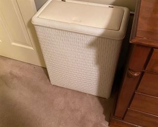 Clothes hamper