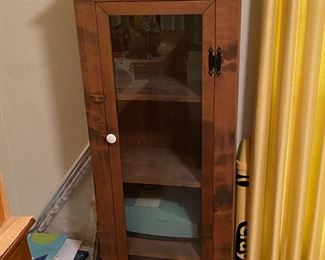 Storage unit with glass front