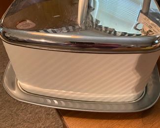 Vintage locking cake carrier - excellent condition 