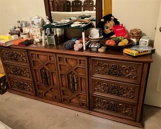 Dresser with mirroe