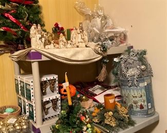 Lots of Christmas items 