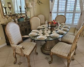 Wonderful dining table with 6 chairs