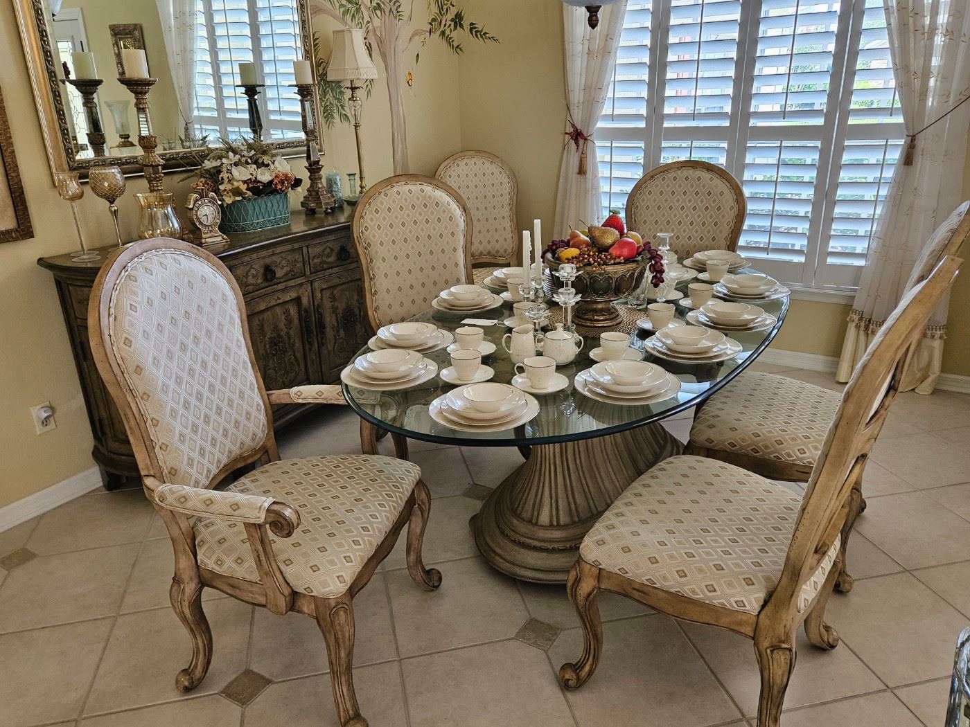 Wonderful dining table with 6 chairs