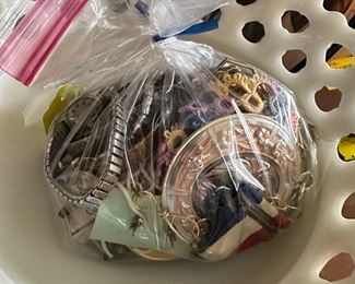 bag of misc jewelry 
