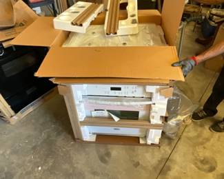 Single oven whirlpool, I think it’s for a 30” cabinet