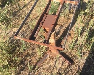 Tilting adjustable welding table 