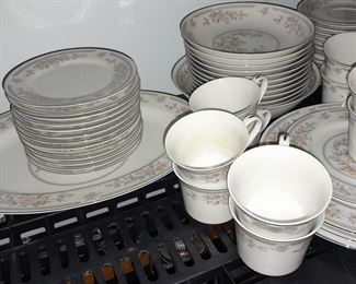 "Crescent China By Ranmaru" China Set
