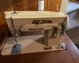 Vtg Singer Sewing Machine in Desk