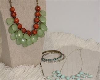 Mint And Coral Faceted Lucite Drop Goldtone Necklace With Bracelets