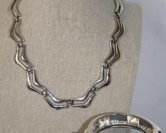 Vintage Edge Collar Necklace Pairs With Red Color Bracelet