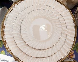 12 piece place setting China Fransiscan Platina Porcelain
Crafted In USA
Hand Wash
Discontinued 