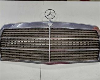 #906 • Mercedes-Benz Grille with Hood Ornament