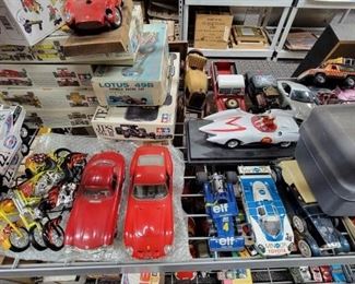 #2250 • Die Cast Cars, Built Model Kits and More Toys