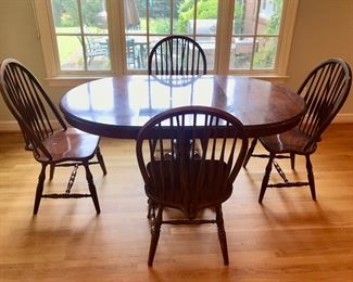 Kitchen table with 2 leaves inserted