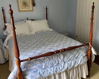 4-Poster Bed w/Linens