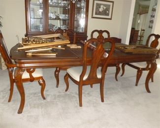Dining Room Table w/2 leaves, 6 chairs & pads