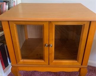#208 cabinet side table. One door needs to be repaired if opened.                      $15