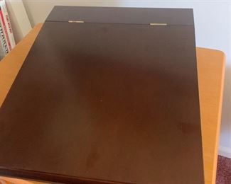 Items with multiple pictures have a price and description on the first picture 