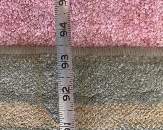 Items with multiple pictures have a price and description on the first picture 