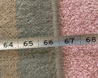 Items with multiple pictures have a price and description on the first picture 