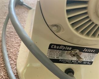 Items with multiple pictures have a price and description on the first picture 