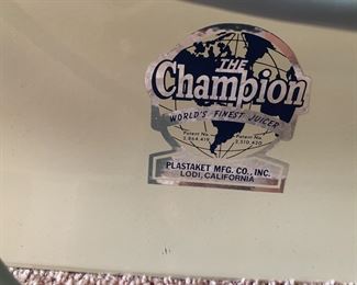 Items with multiple pictures have a price and description on the first picture 