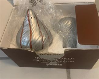 Items with multiple pictures have a price and description on the first picture 