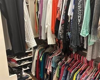 Ladies clothes size M and L
Nice shoes tory Burch, flip-flops coach, flip-flops Vionic shoes, new Nike shoes, brand new ASICS