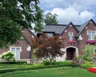 Phenomenal 5500 Square Feet Estate!