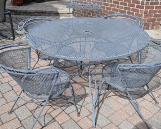 Vintage Woodard Mid Century Iron Outdoor Patio 48" Dining Table and 4 Chair Set