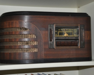 Vintage General Electric Wood Rectangular Tube Radio H-624, Circa 1939 