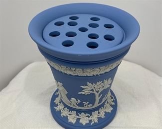 WEDGWOOD VASE WITH THE RARE (ALWAYS MISSING) FROG INSERT. 