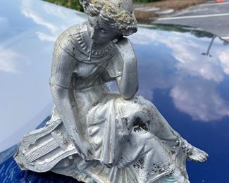 CLASSIC DESIGN POT METAL CASTING  WITH WEIGHT ADDED IN THE FORM OF MORTAR, THEREFORE, USED AS A DOORSTOP. 