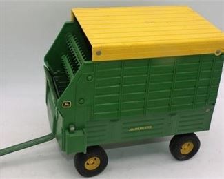 Lot 049   2 Bid(s)
John Deere ERTL farm implement