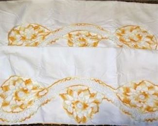 Lot 069   2 Bid(s)
Crochet pillow case set