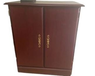 Lot 039   0 Bid(s)
KD Cherry Finish Credenza