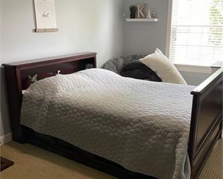 Lot 056   0 Bid(s)
Full Bed Headboard/Footboard & Rails