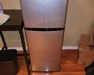 Whirlpool Mini Fridge - 19" W x 20.5" D x 47 3/4" H