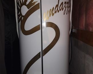 Sundazzler stand up tanning bed