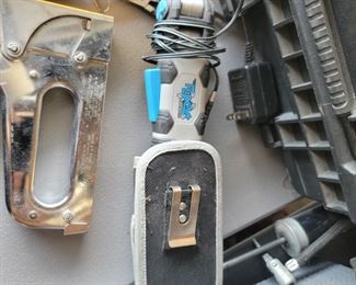 Multi tool and staple gun
